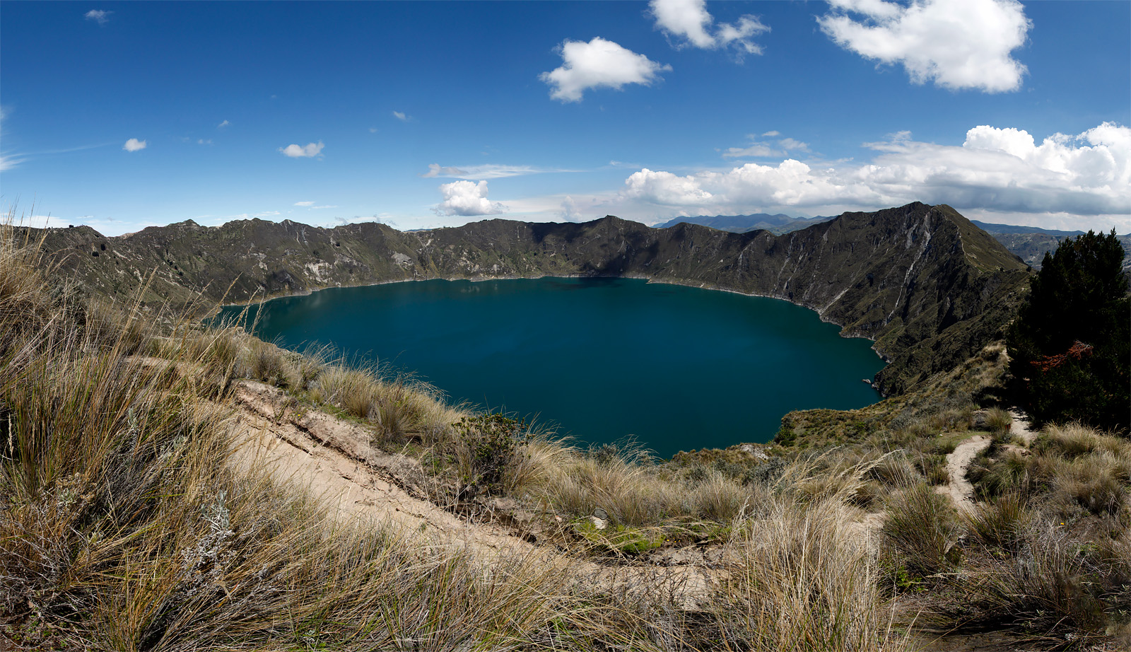 Laguna Quilotoa, Monte Juyende (3930), Quilotoa (3914).